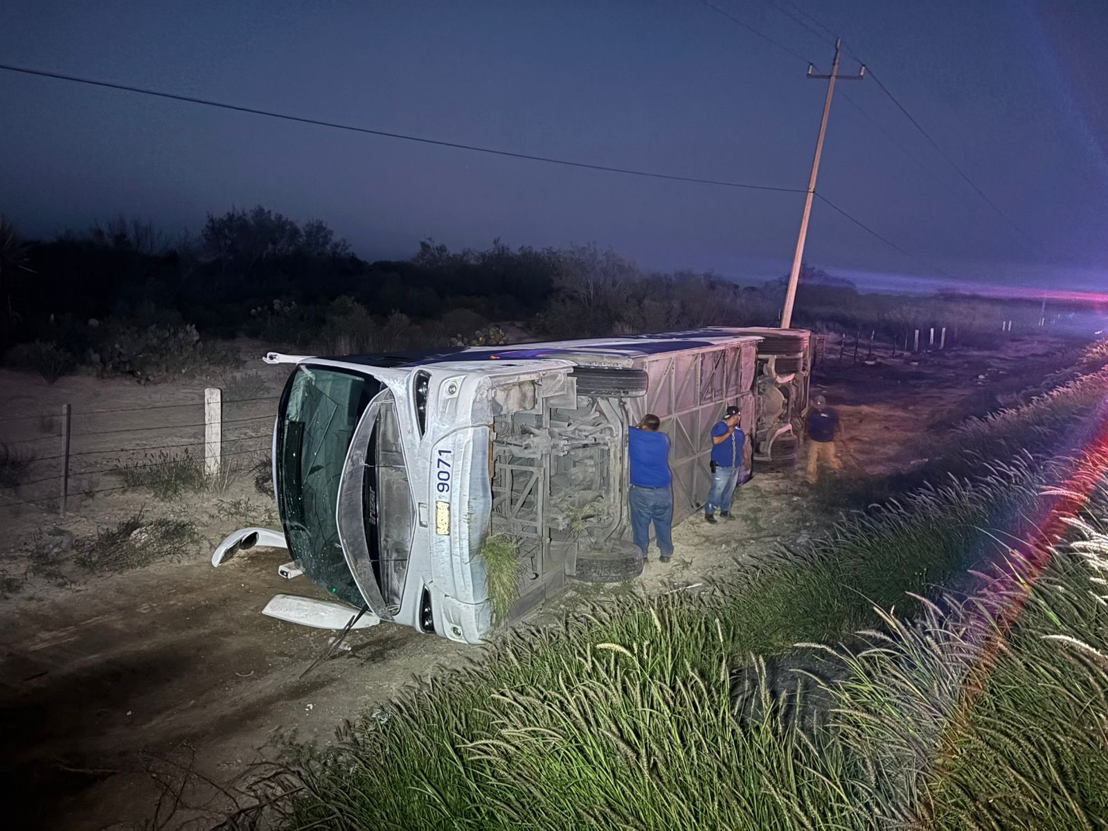 Se duerme chofer de línea Futura y vuelca