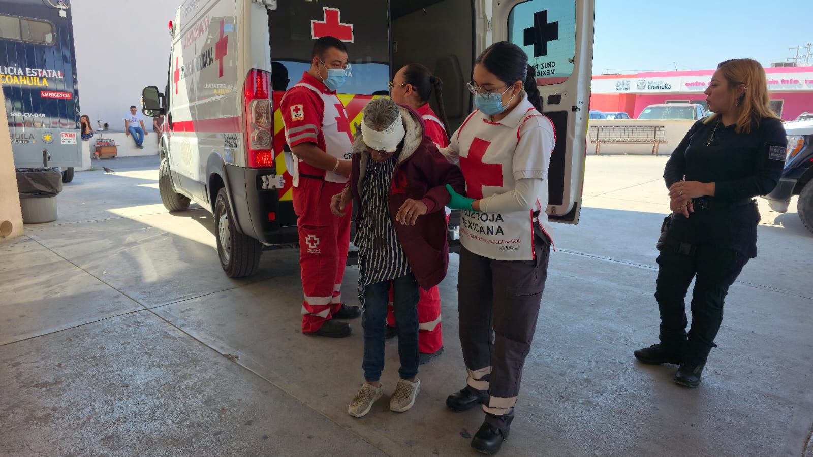 Encuentran golpeada y desorientada a adulta mayor