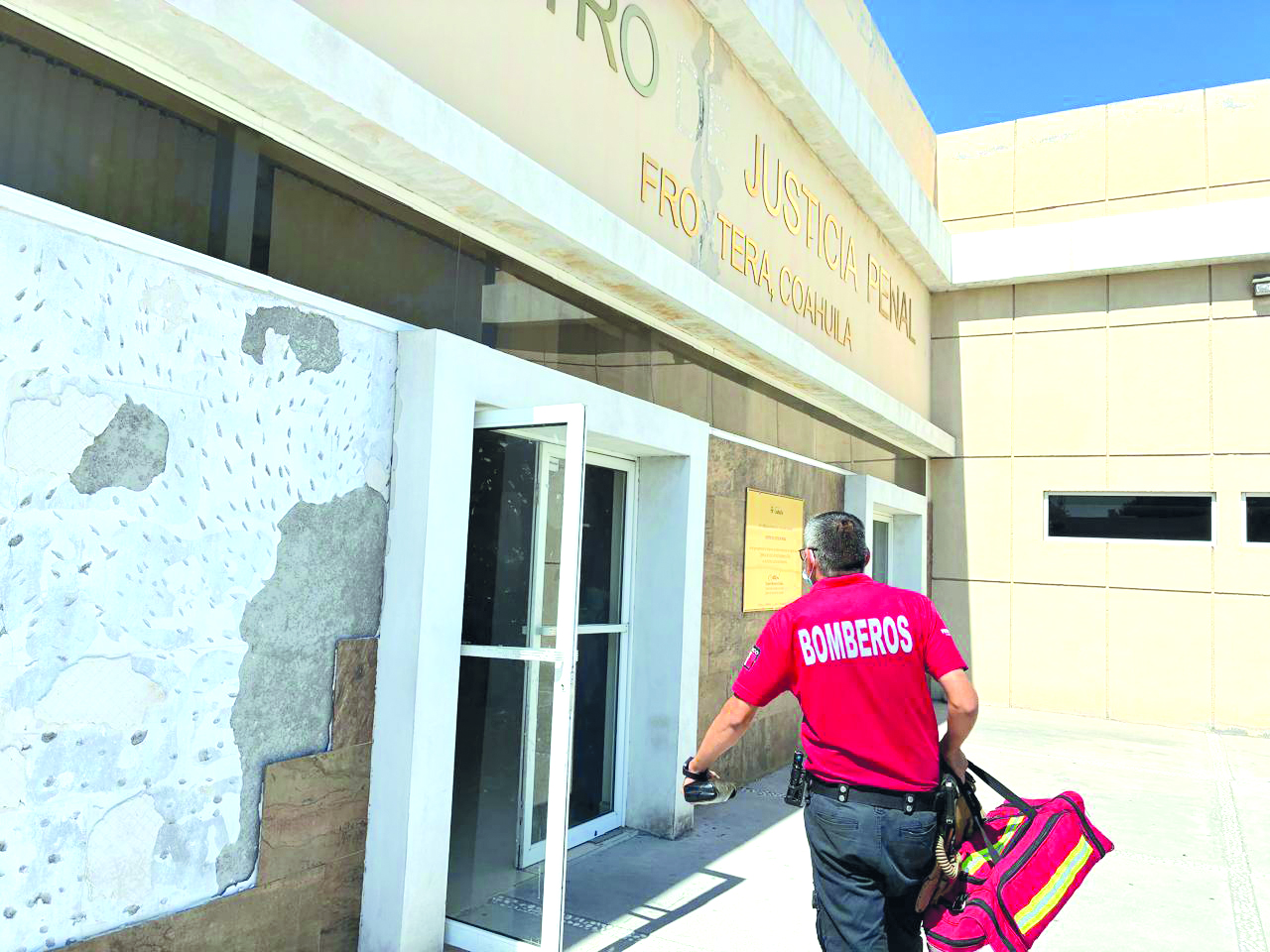 Se desmaya madre con vinculación de su hijo