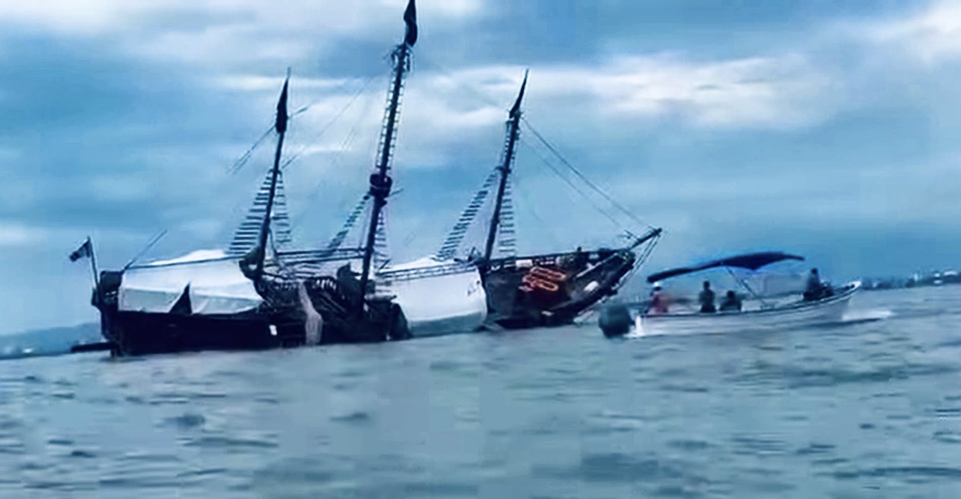 Se hunde en Puerto Vallarta el galeón turístico «Marigalante»