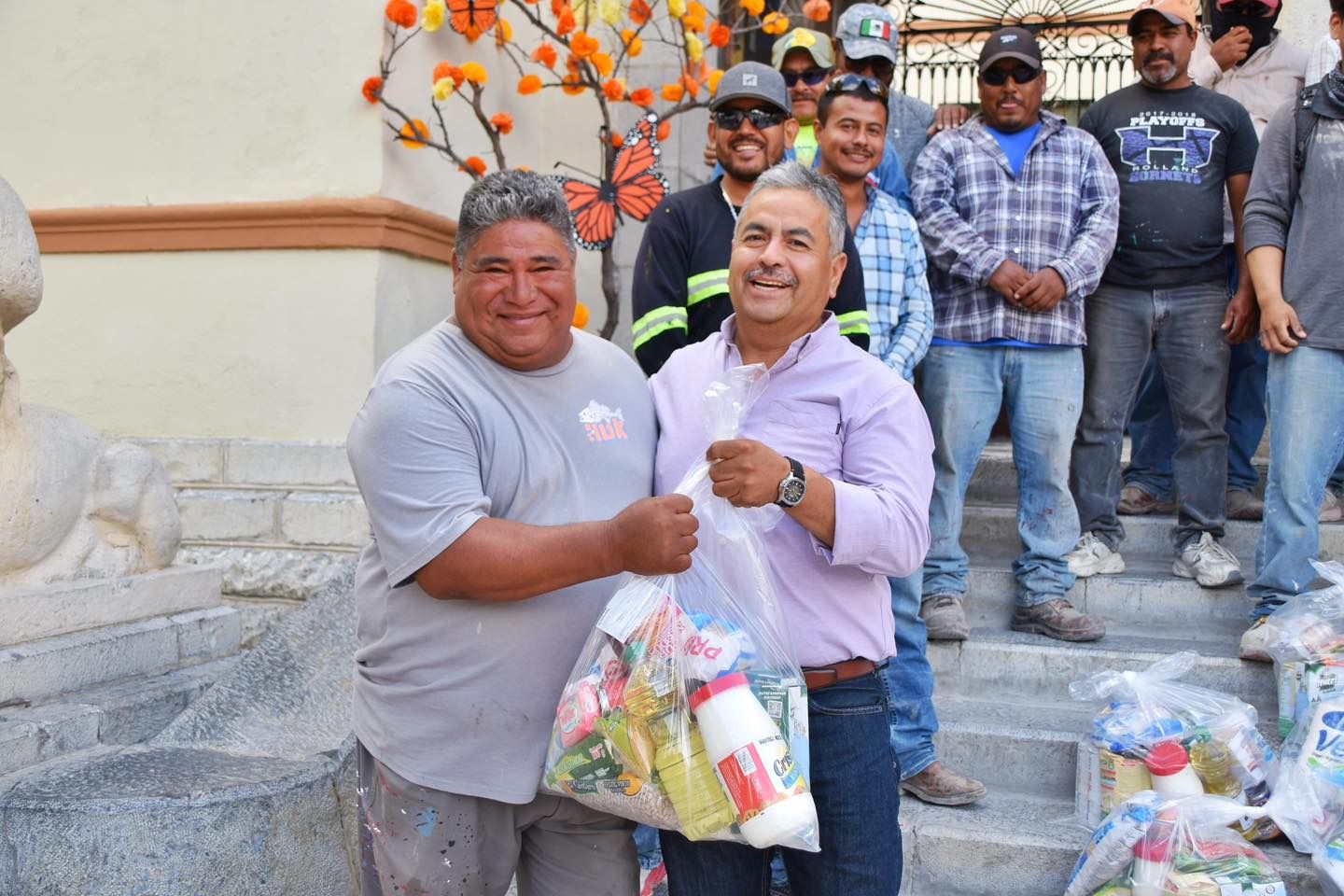Entrega Víctor Leija apoyos alimentarios