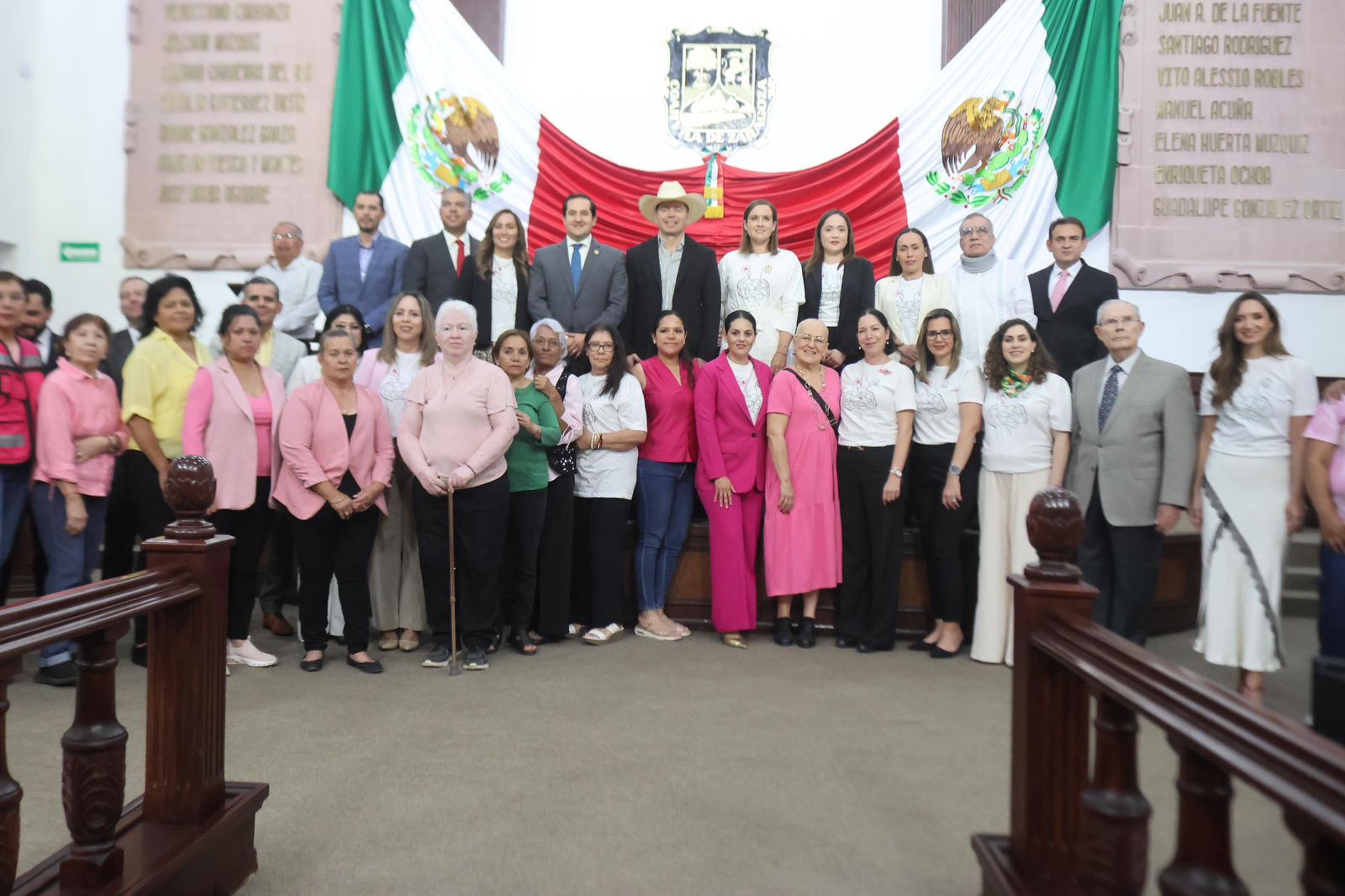 Reconocen a organizaciones por labor contra el cáncer de mama