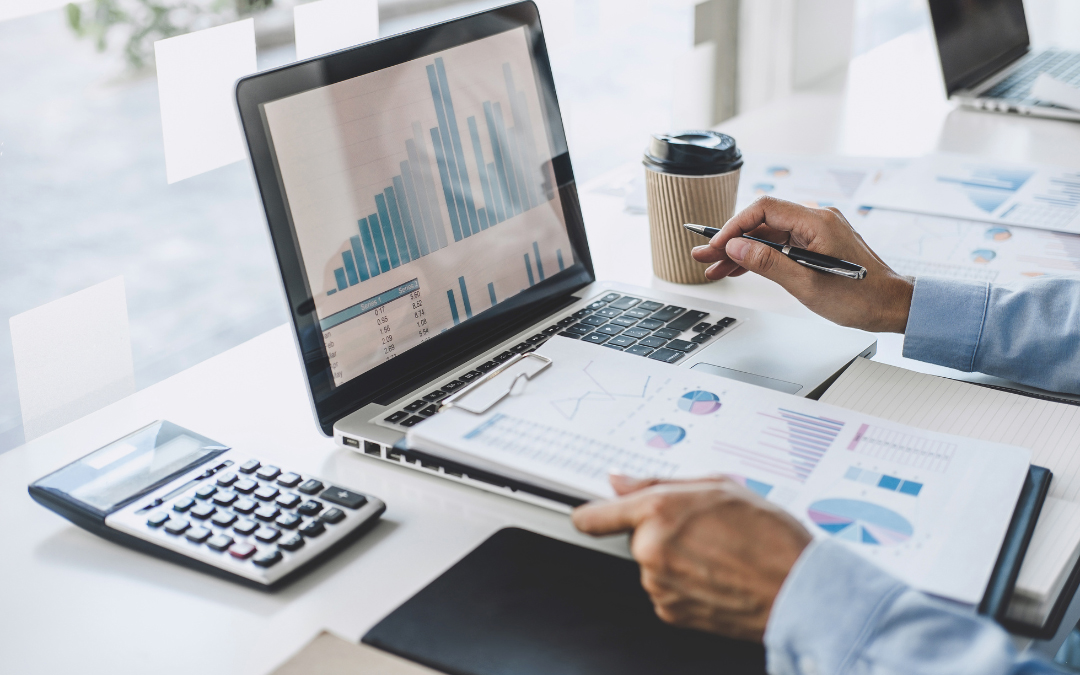 ¿Cómo funcionan los análisis de escenarios en la planeación financiera de largo plazo?