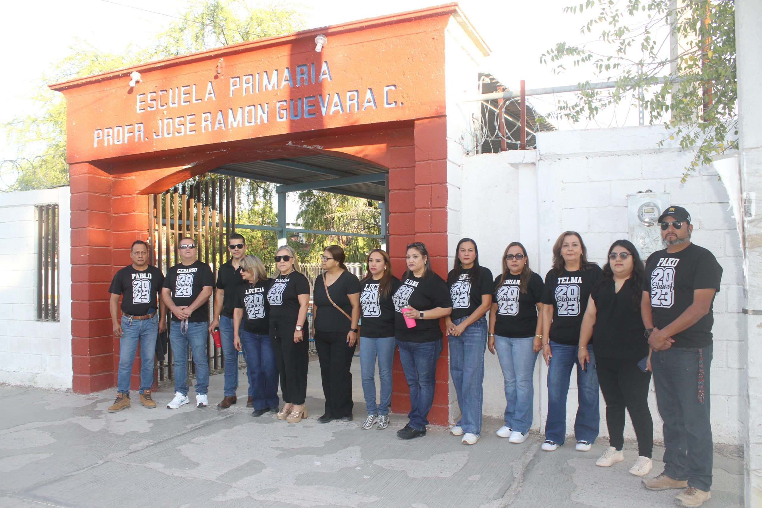 Hacen protesta maestros por agresión a profesora