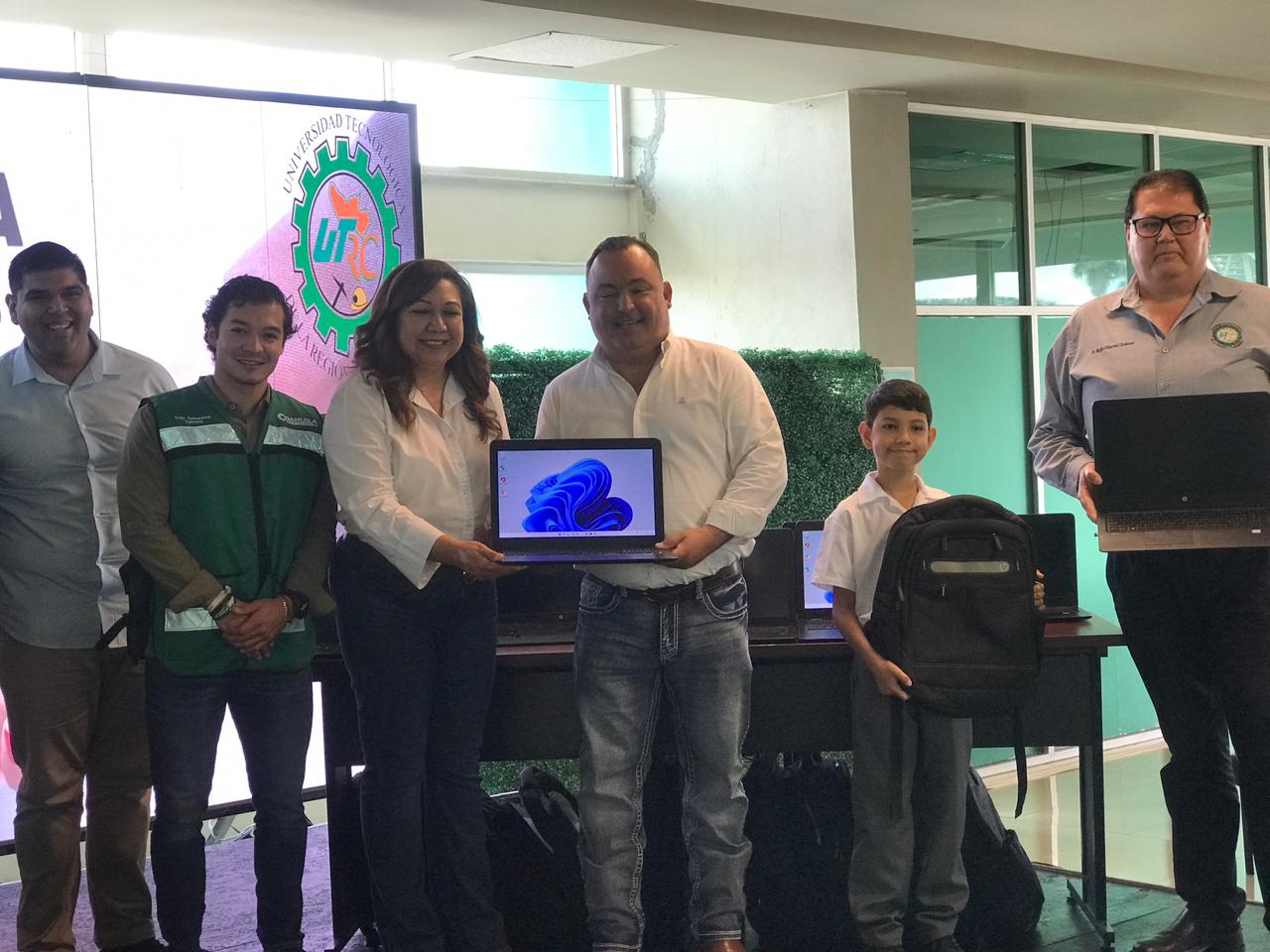 Magna dona laptops a la Universidad Tecnológica