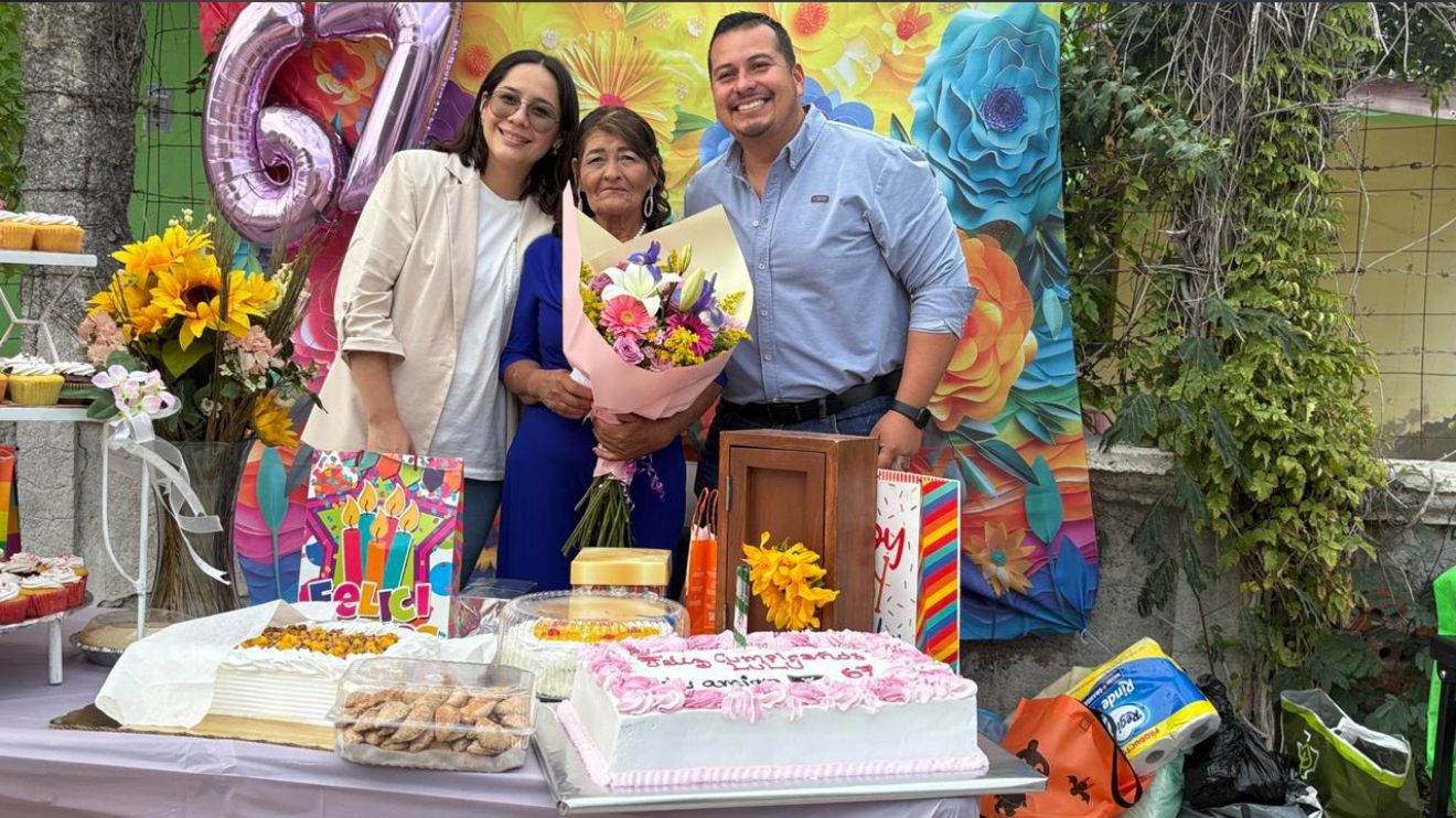 Festejan a doña Lulú en convivio comunitario