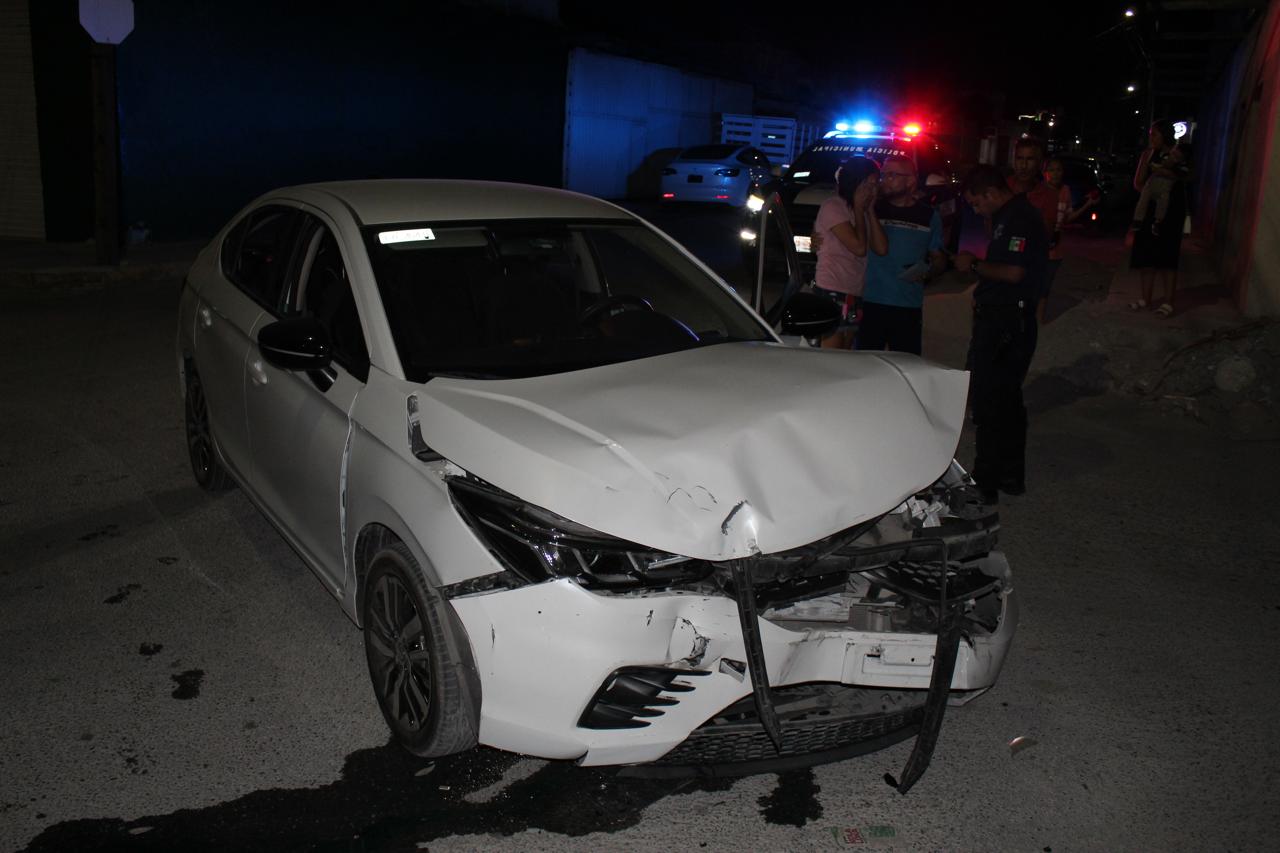 Se pasa joven alto y causa carambola