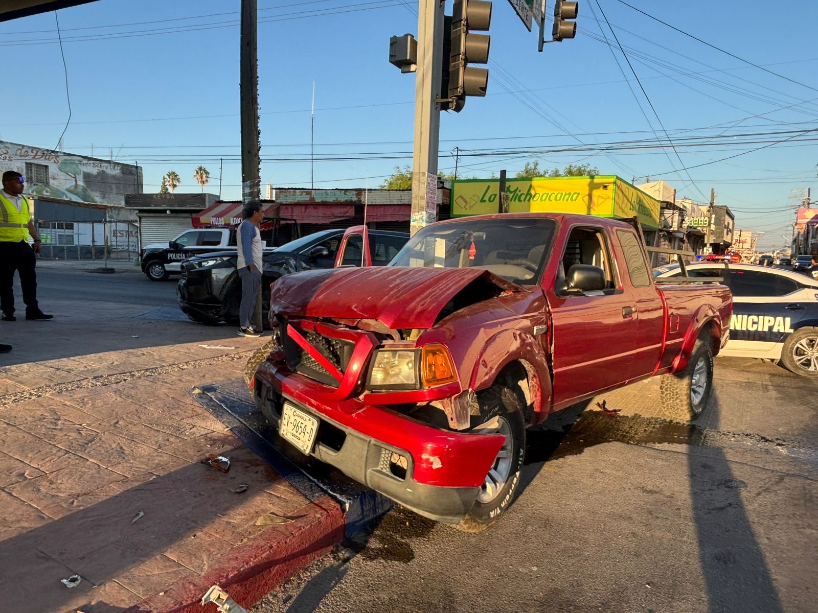 Quedan dos camionetas destrozadas en choque