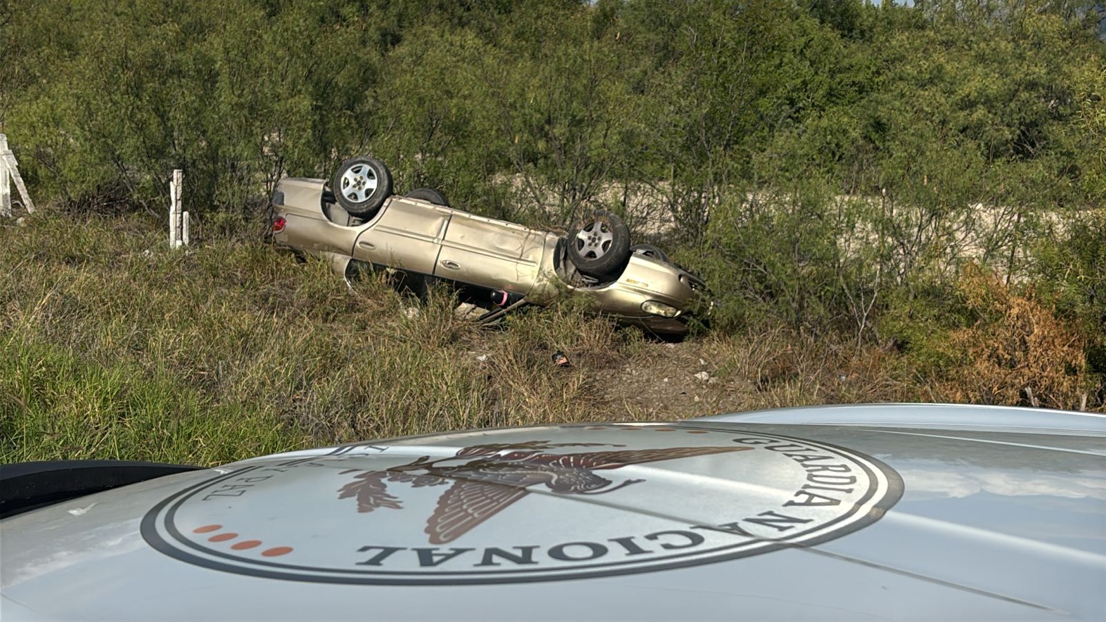 Salva cinturón a mujer en aparatosa volcadura
