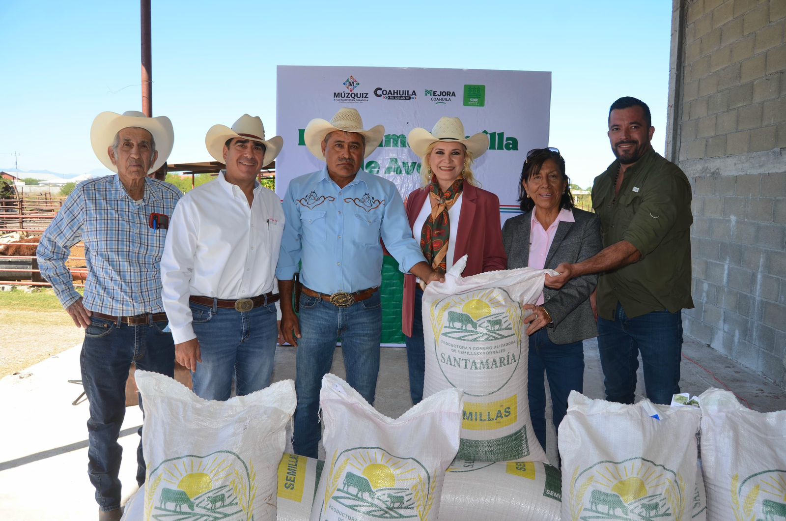Entrega Laura semilla de avena a productores