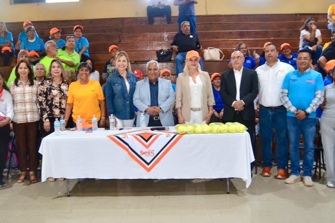 Recibe Múzquiz a maestros jubilados