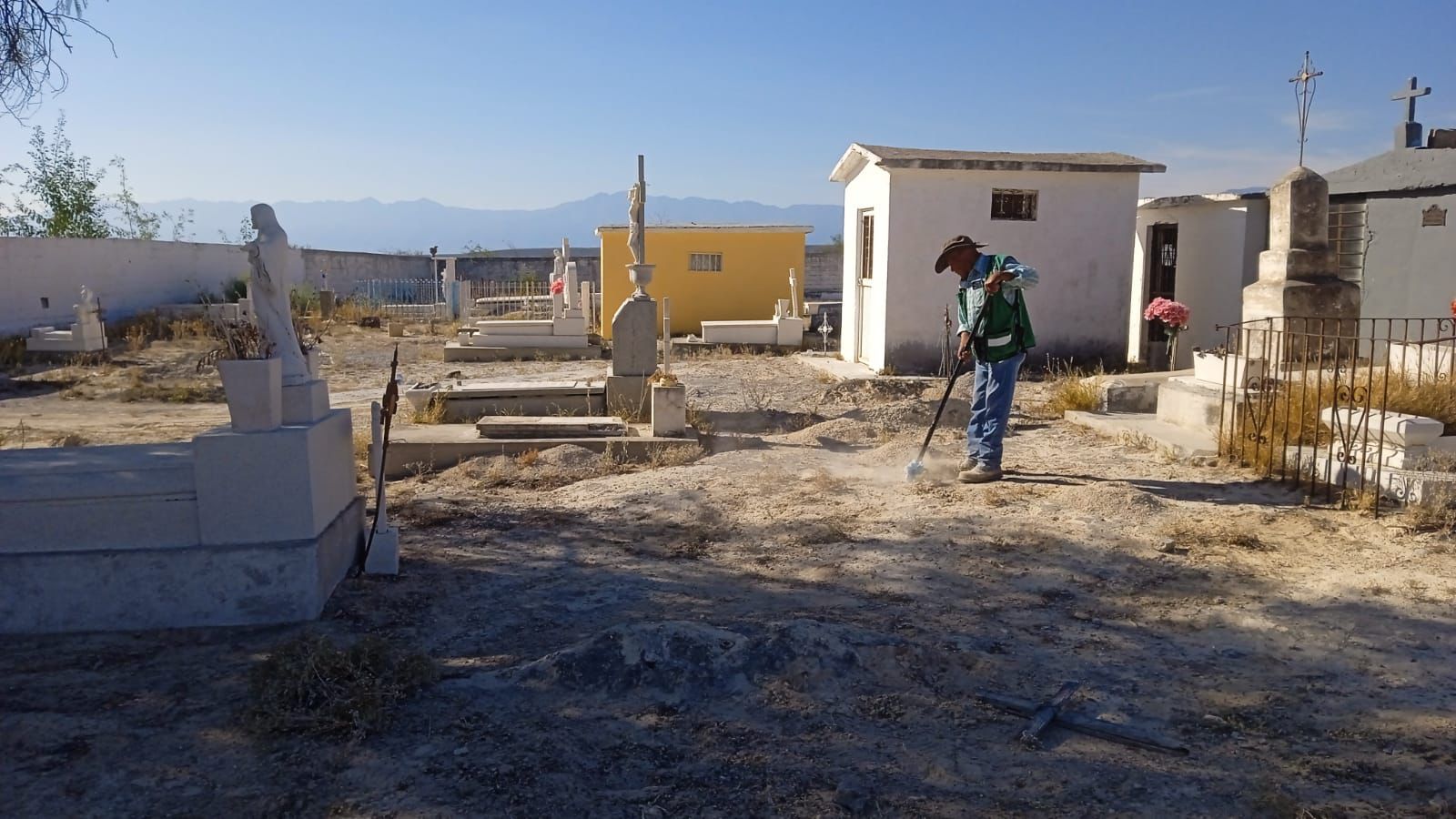 Realizan limpieza en Panteón de Ocampo
