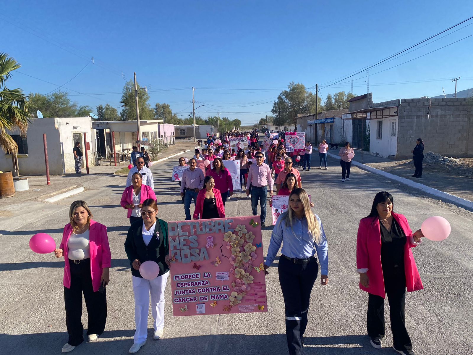 Lidera Adriana Valdéz marcha contra el cáncer