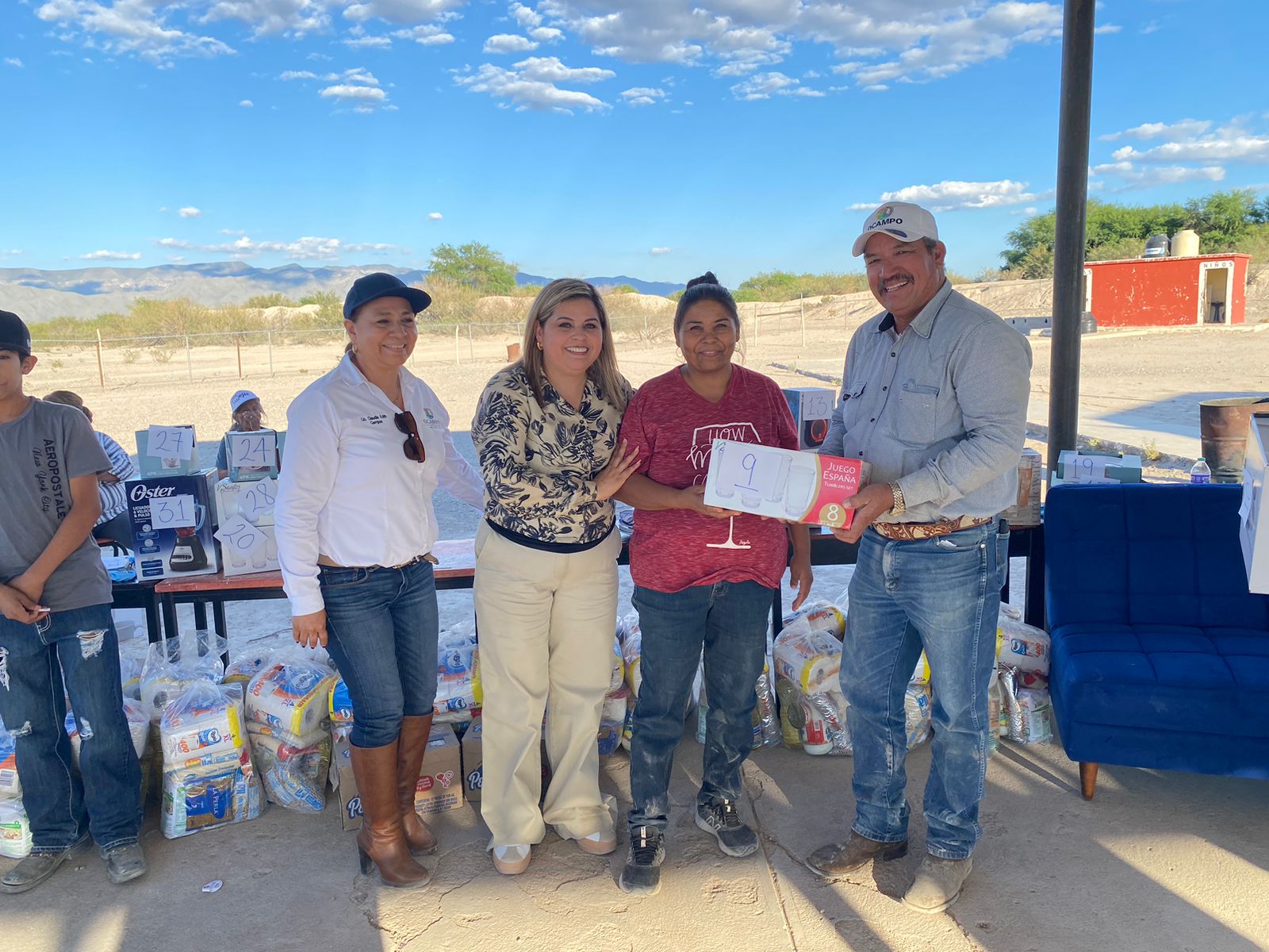 Cumple Adriana con las familias del ejido Eutimias