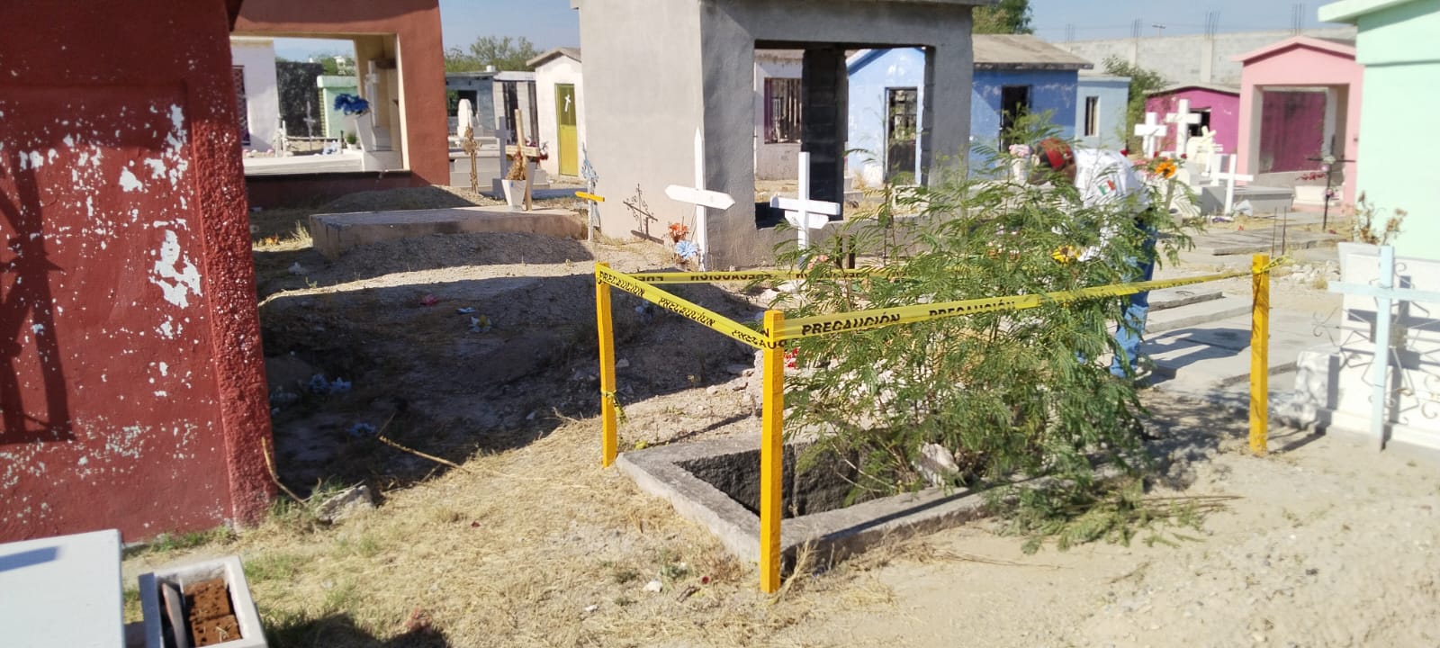 Señalizan tumbas abiertas en cementerio municipal