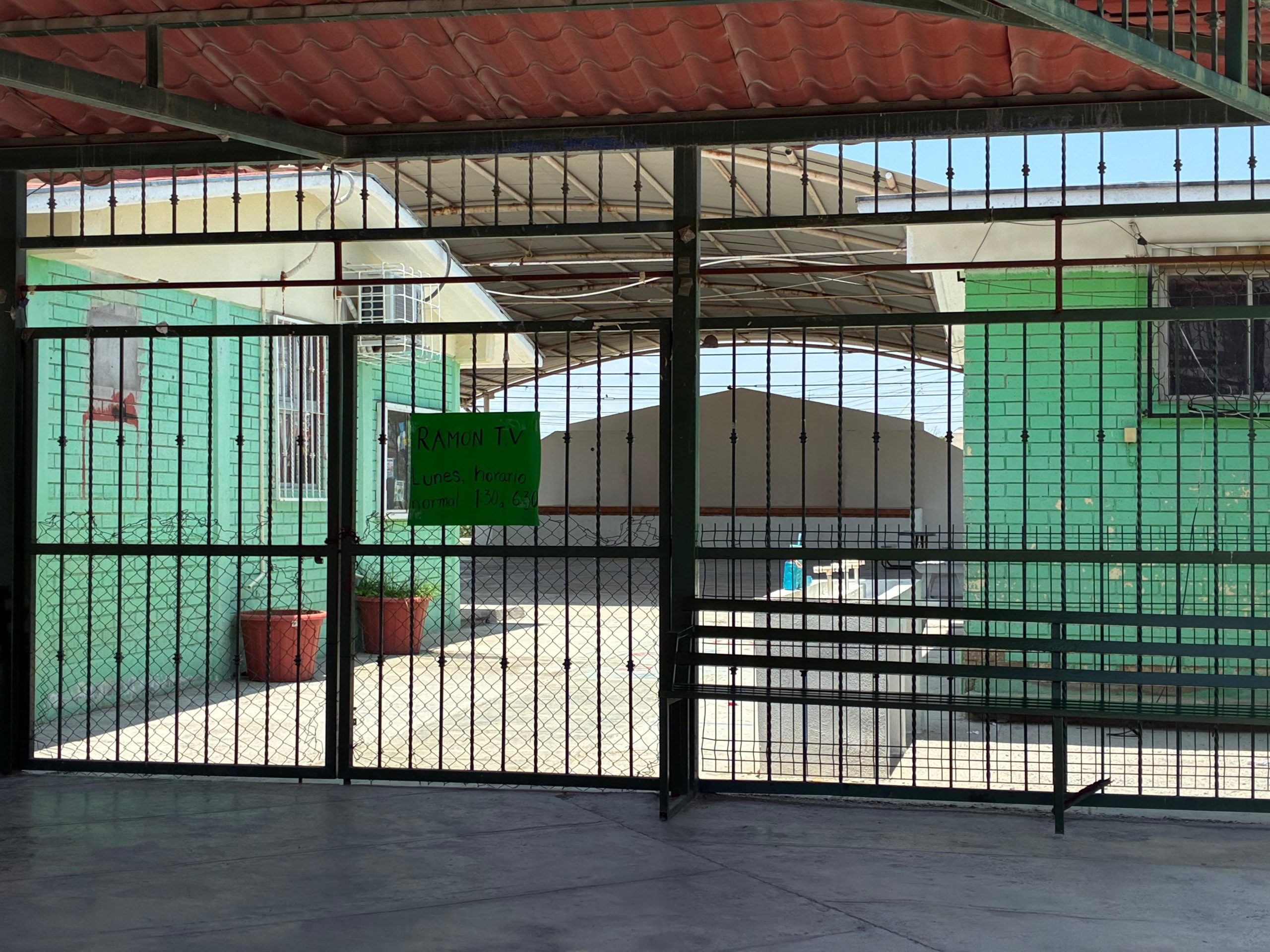 Denuncian padres presión por cuotas voluntarias