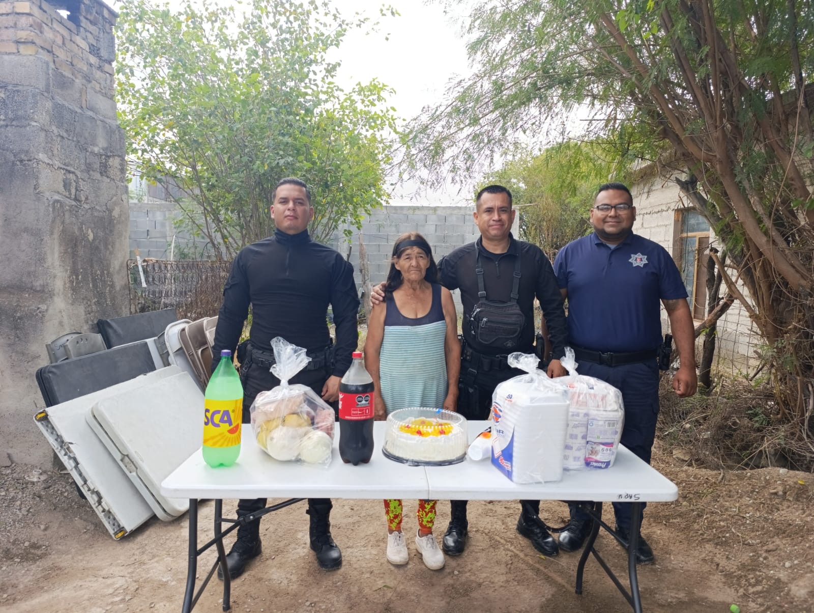 POLICÍAS DE SAN BUENA FESTEJAN A LA SEÑORA LULÚ