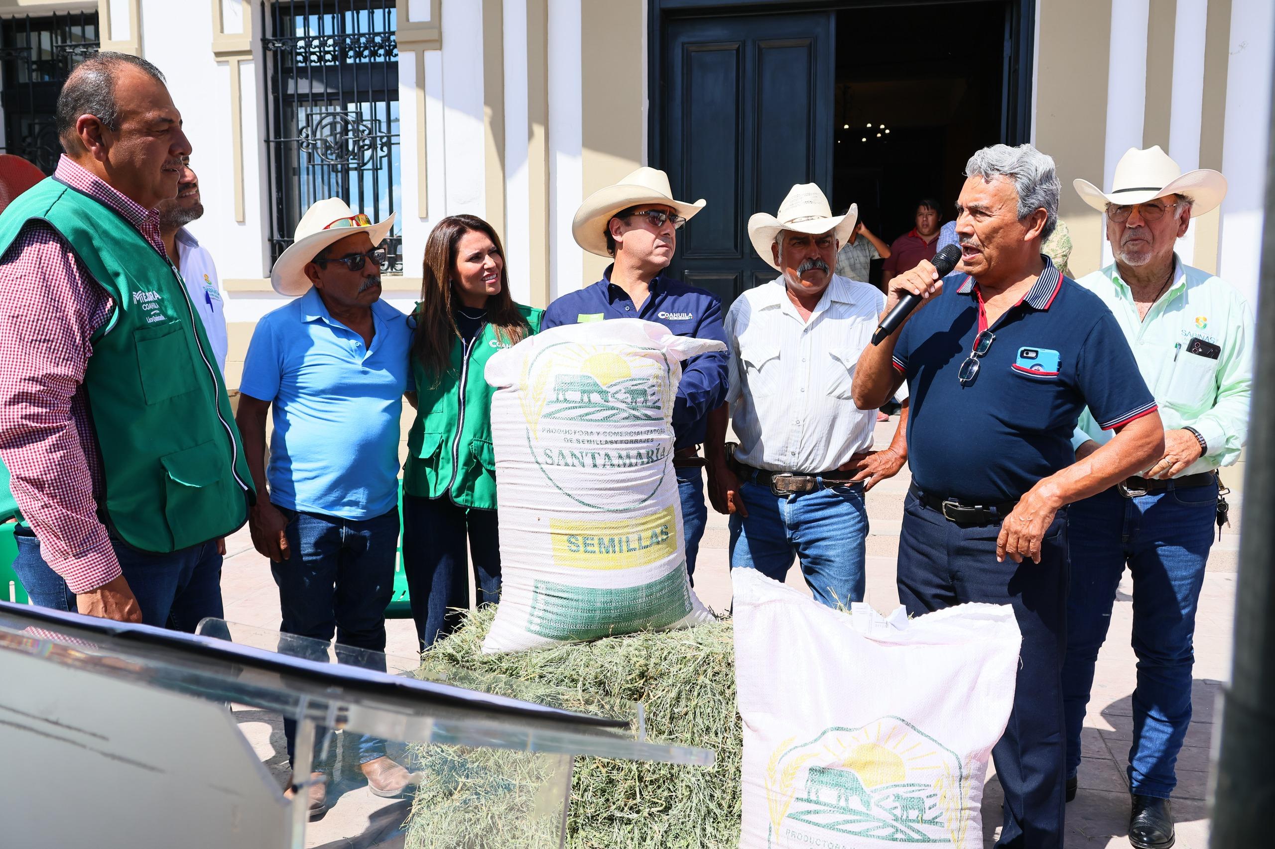 Entregan 8 toneladas de avena en Sabinas
