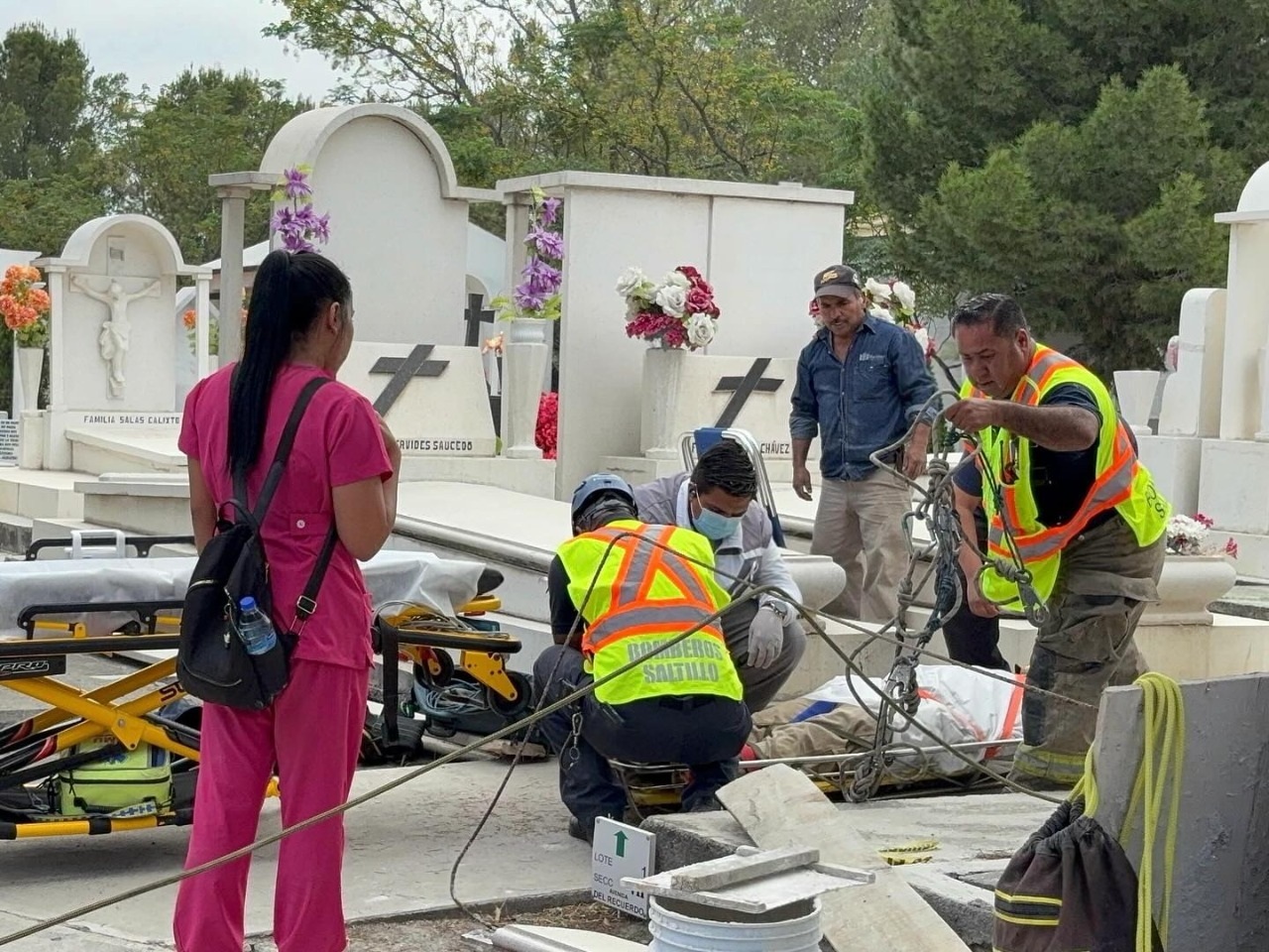 Colapsa tumba y cae trabajador