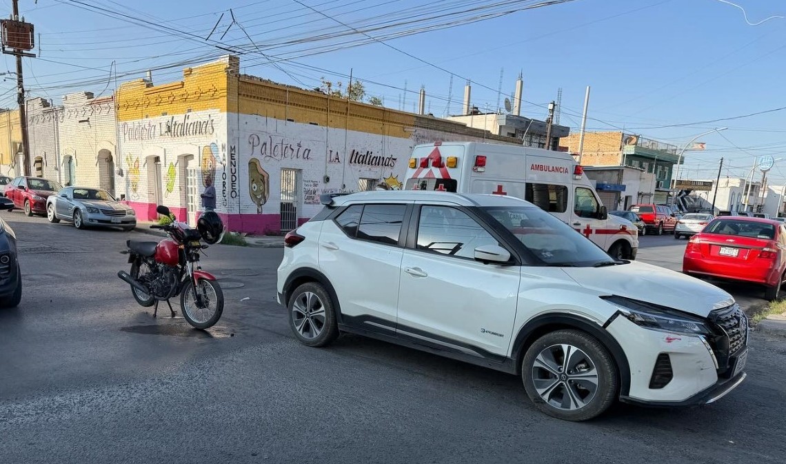 Impacta auto a motocicleta