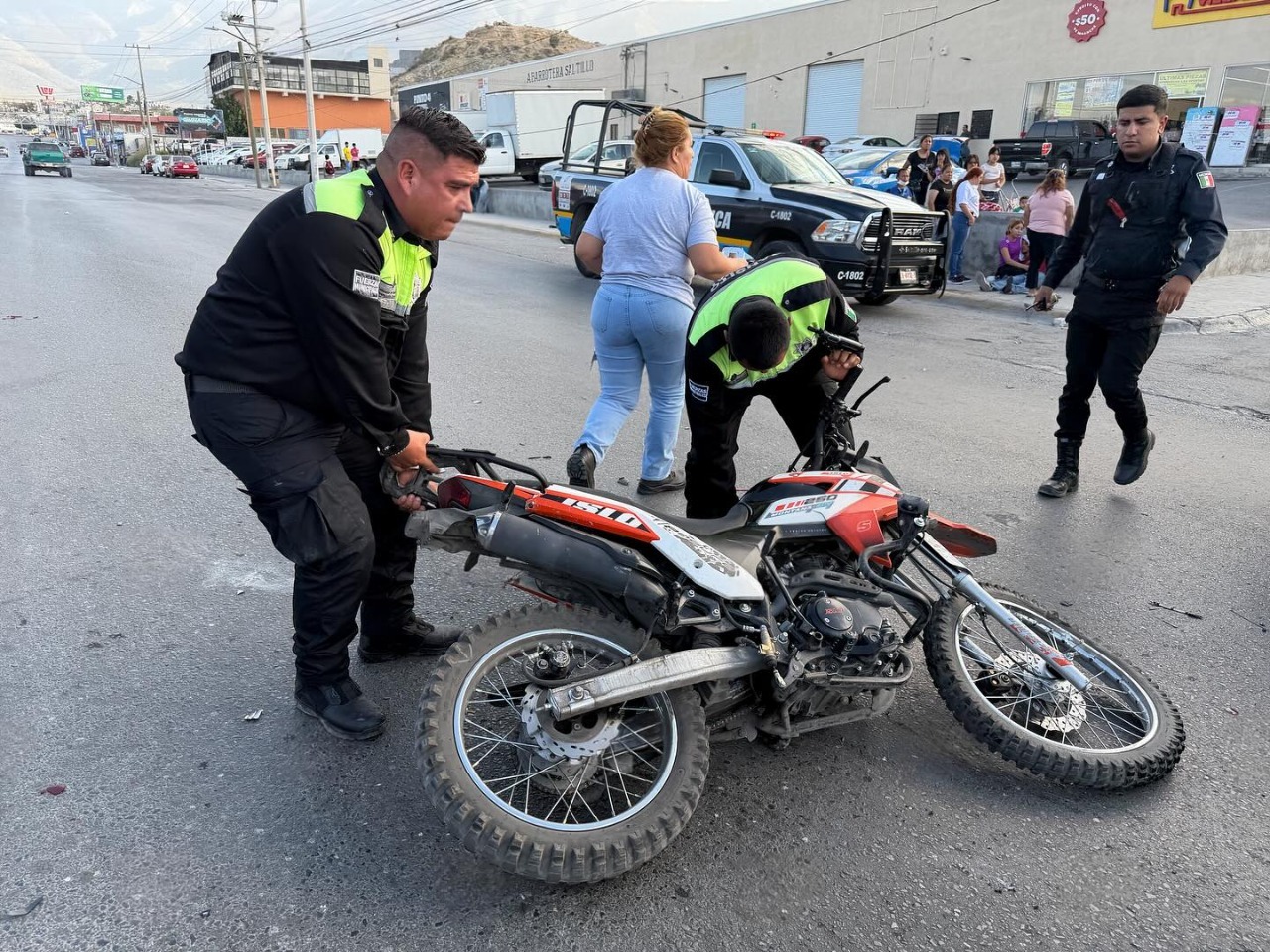 Menor provoca choque y deja persona herida