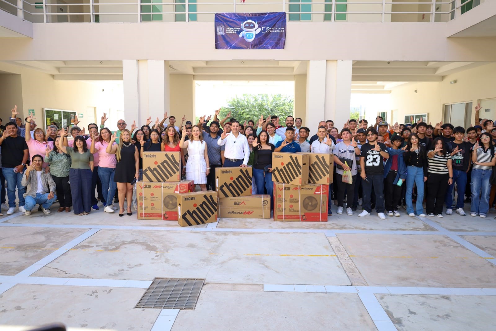 Entrega Rector  equipo a Escuela de Sistemas de UL