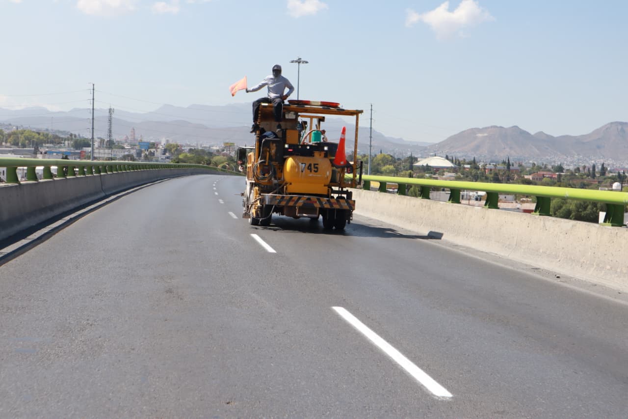 Refuerza Saltillo seguridad vial; delimita carriles en bulevares de la ciudad