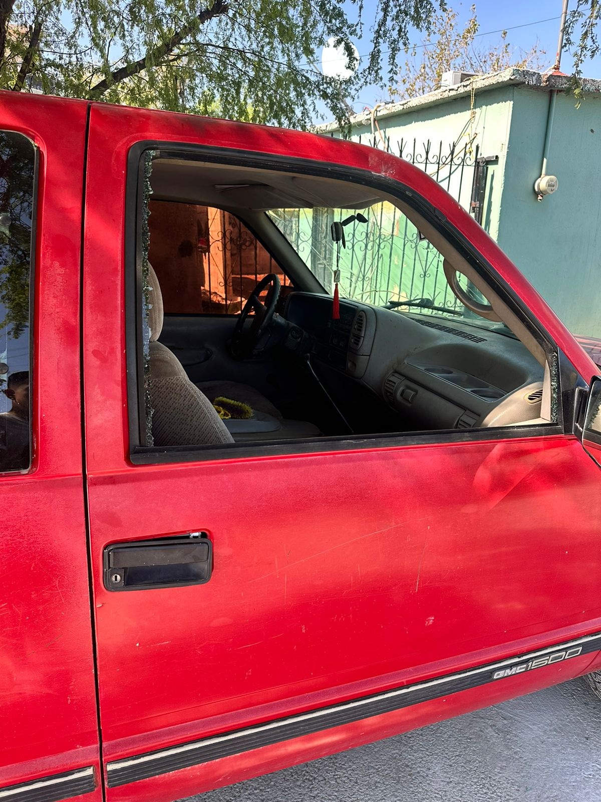 Causa pandilla daños en autos estacionados
