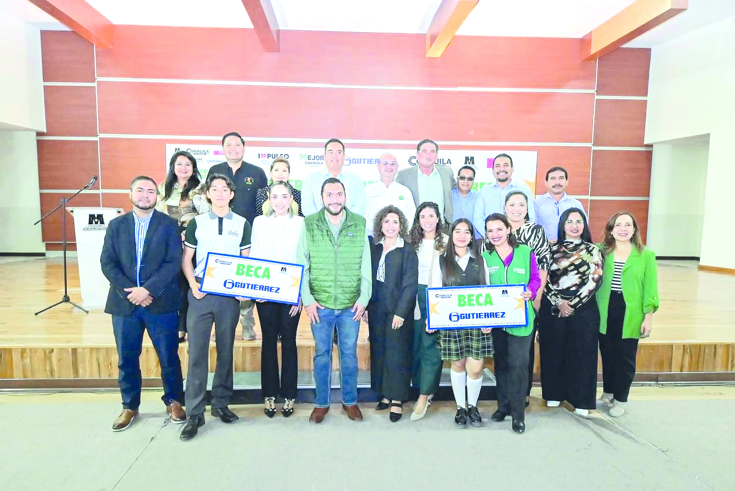Entregan 400 becas a alumnos Carlos  y la empresa Gutiérrez