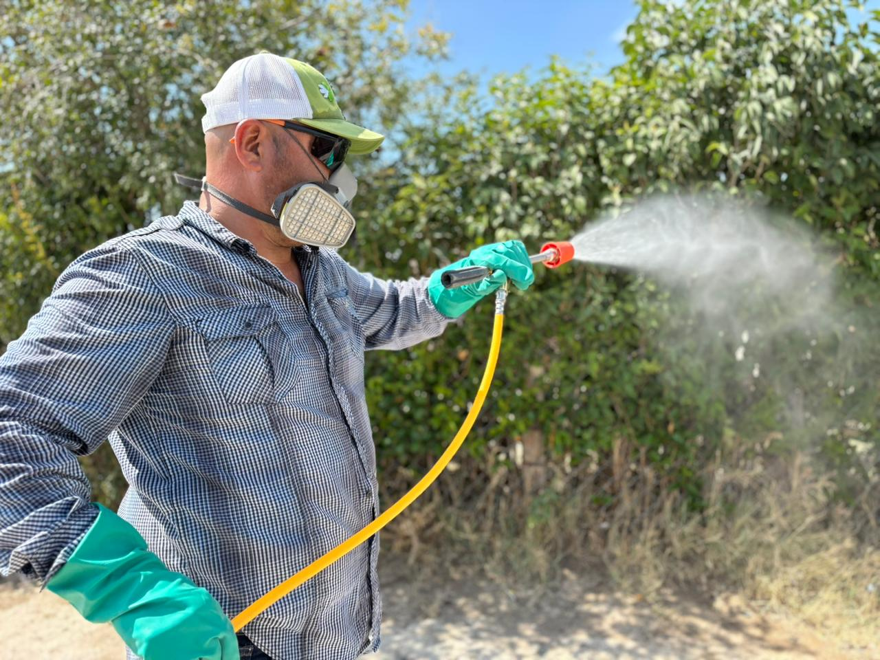 Refuerza Parras acciones de fumigación en el ejido San Lorenzo