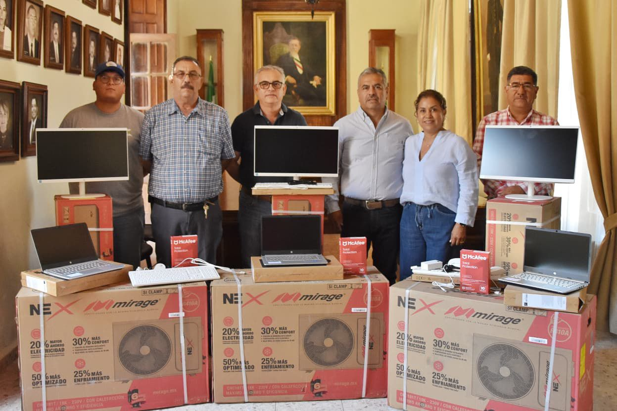 VÍCTOR LEIJA CUMPLE COMPROMISO CON LA SECUNDARIA VENUSTIANO CARRANZA: ENTREGA COMPUTADORAS Y MINISPLITS