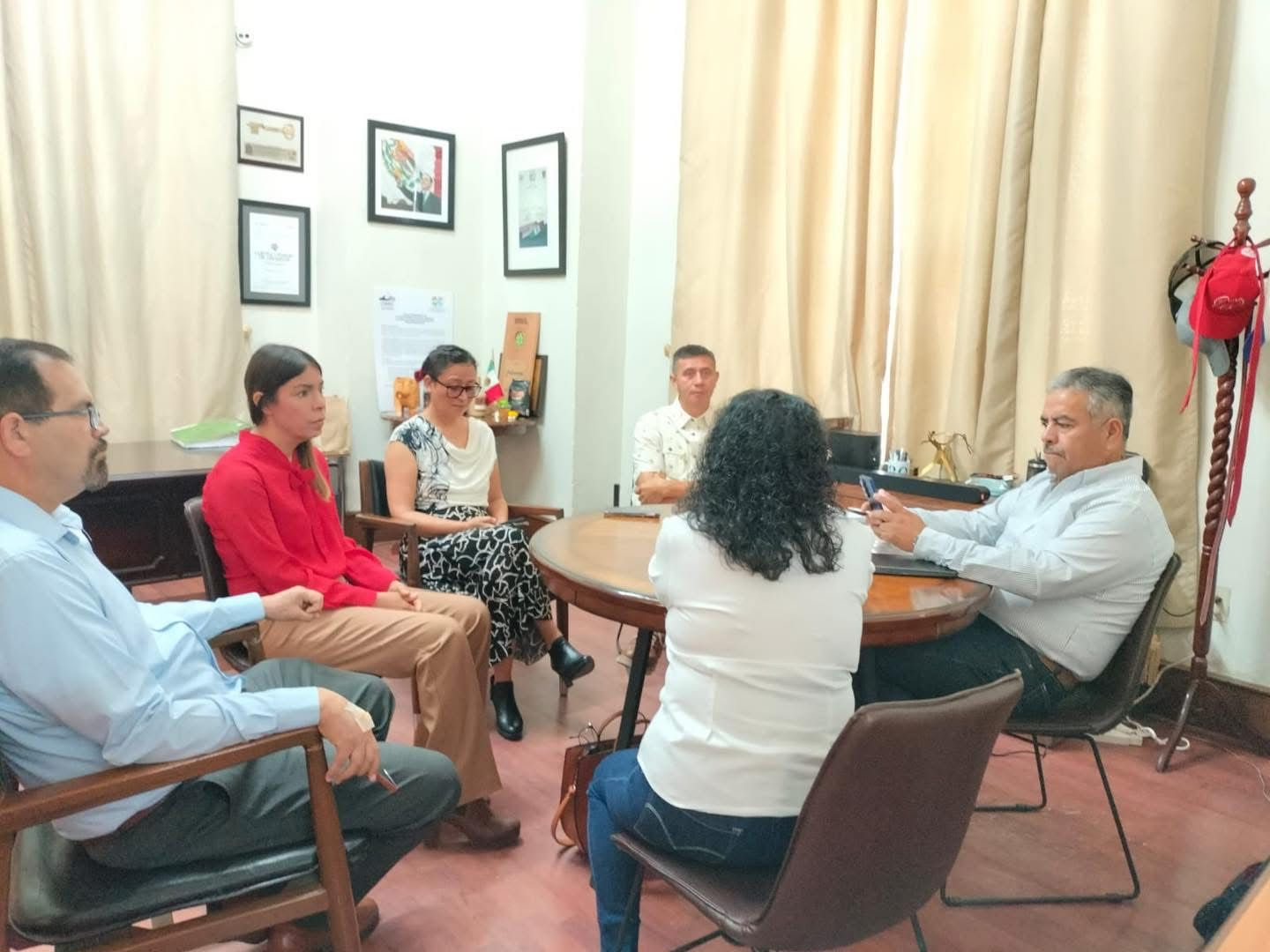 Firma Víctor Leija convenio de colaboración con clínica para brindar servicios de salud visual a bajo costo