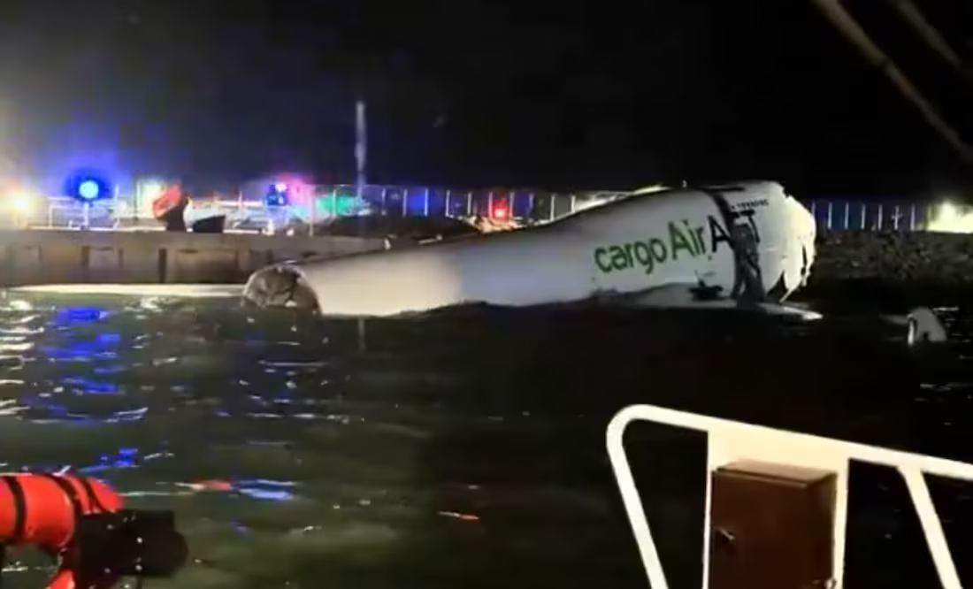 Avión de carga se estrella en Hong Kong al aterrizar y cae al mar; hay dos m*ertos