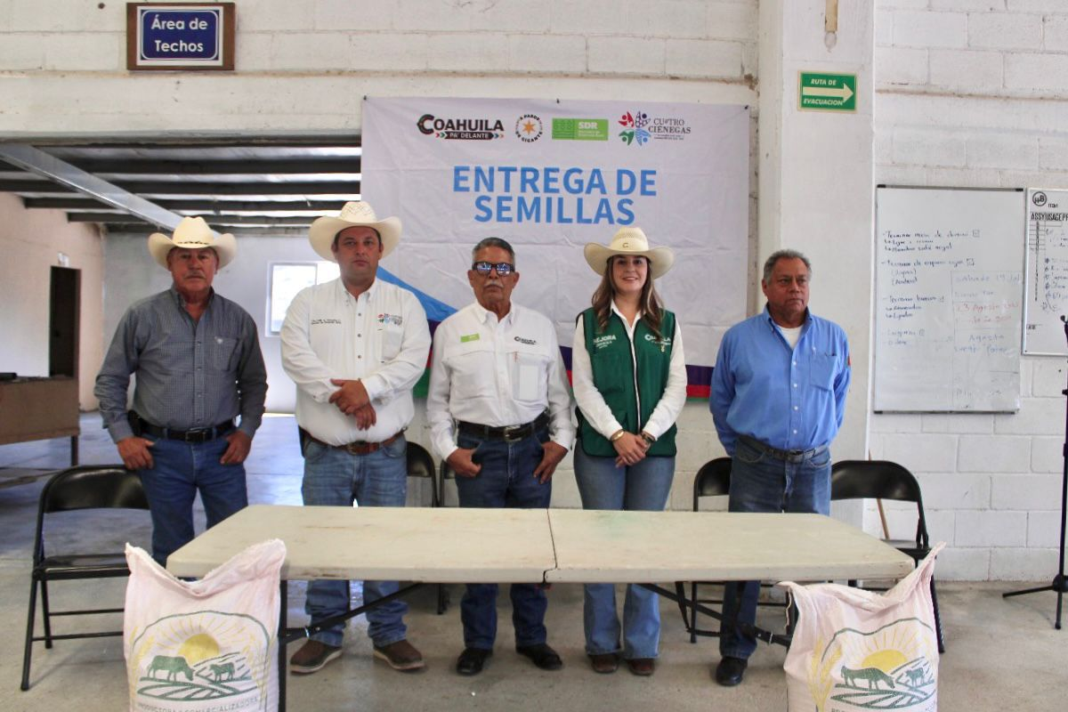 IMPULSA VÍCTOR LEIJA EL DESARROLLO DEL CAMPO DE CUATRO CIÉNEGAS CON ENTREGA DE SEMILLA DE AVENA