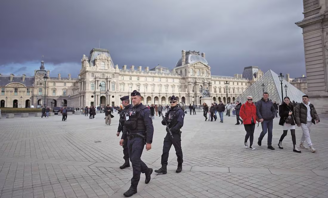 Caso Louvre: siete capturados por el robo de joyas imperiales; queda un fugitivo y el botín perdido