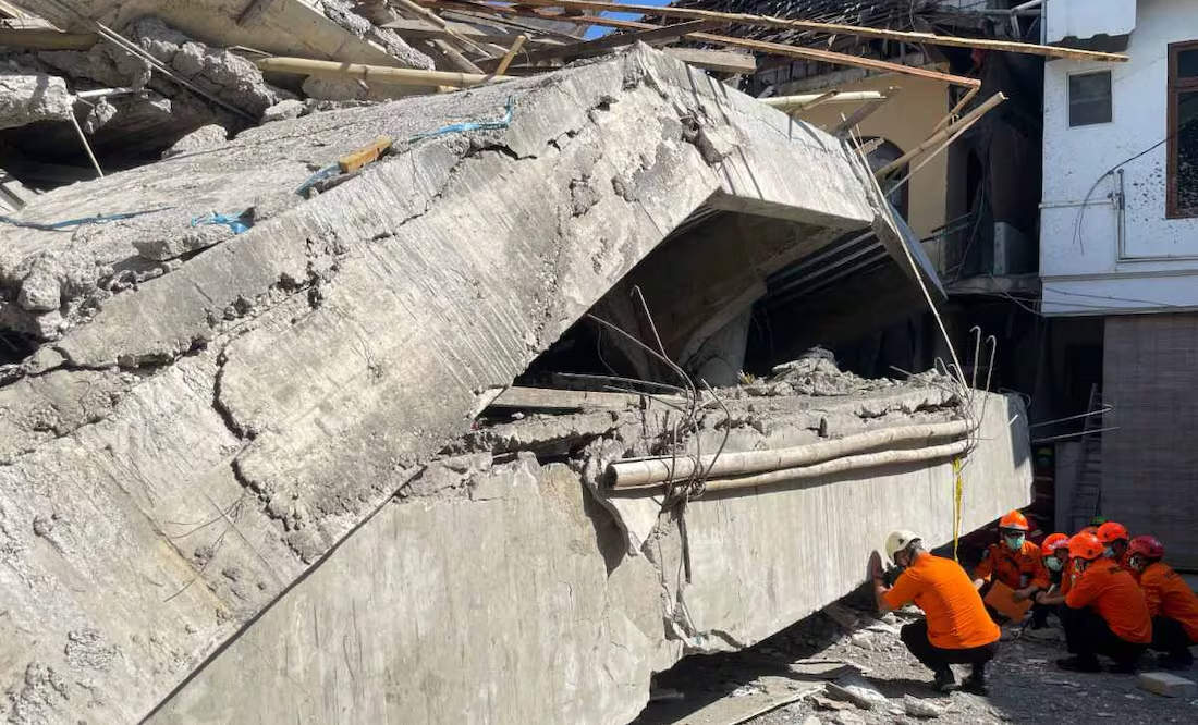 Sube a 40 el número de fallecidos tras derrumbe en escuela de Indonesia