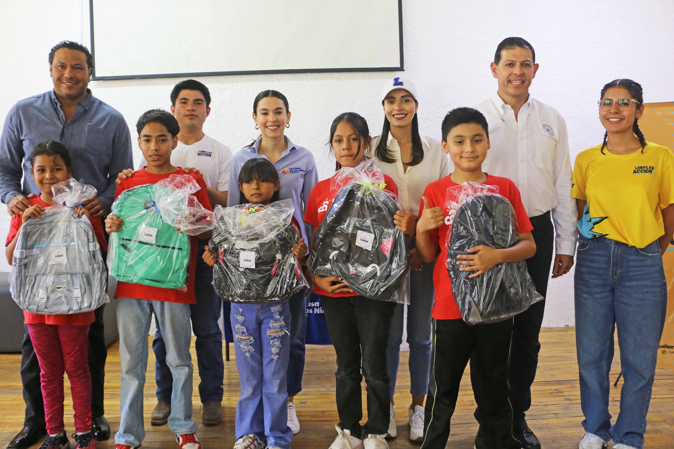 Entrega UAdeC mochilas a La Casa de los Niños