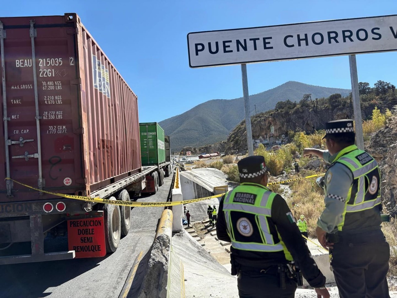 Muere transportista al caer de puente
