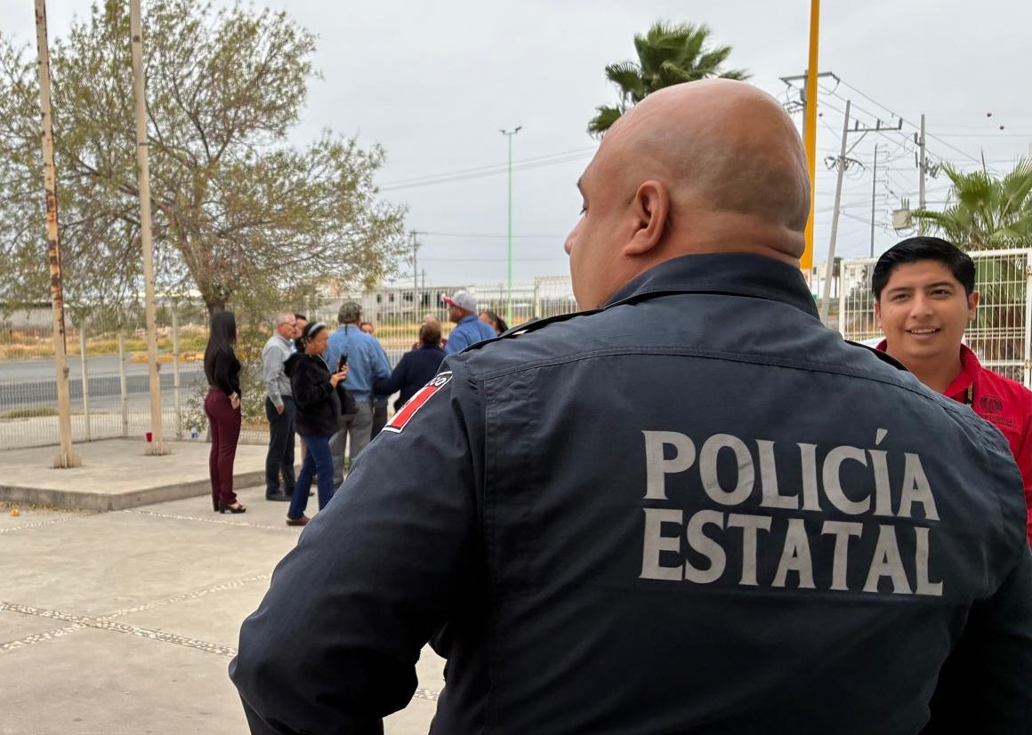 Entra a restaurante y lesiona a su prima