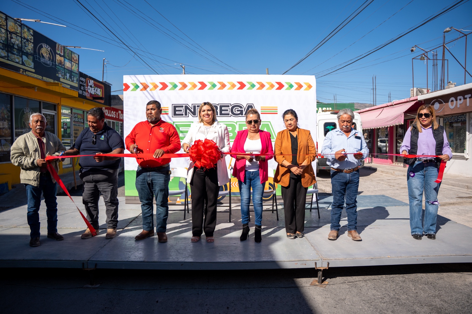 ENTREGA YESICA OBRA DE RECARPETEO EN CALLE JUÁREZ