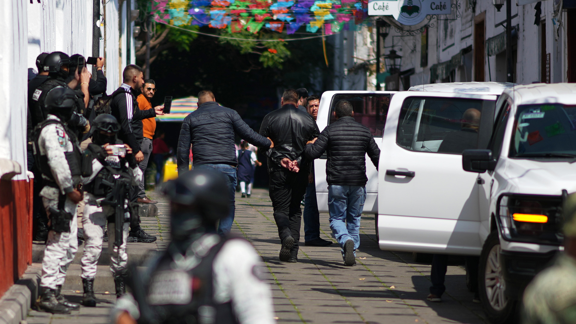 Detienen a 7 escoltas de Carlos Manzo en Uruapan