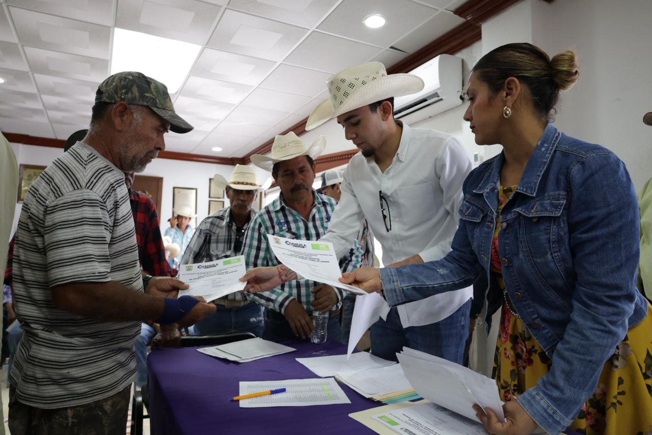 Reciben ganaderos certificados de fierro
