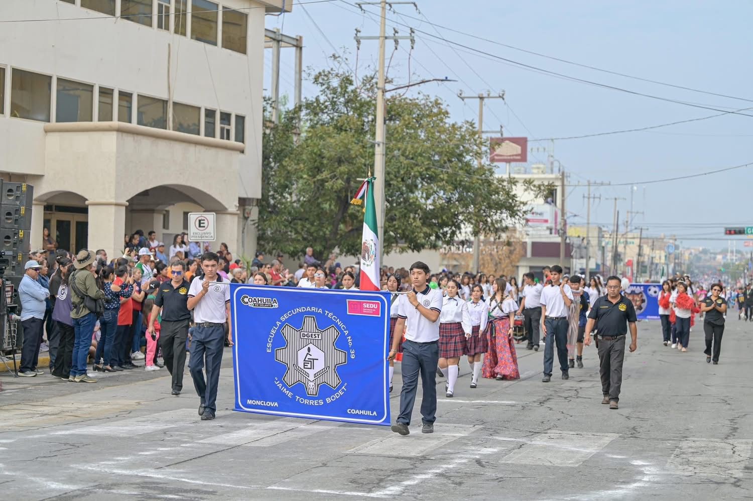 Participan 4 mil en el desfile revolucionario