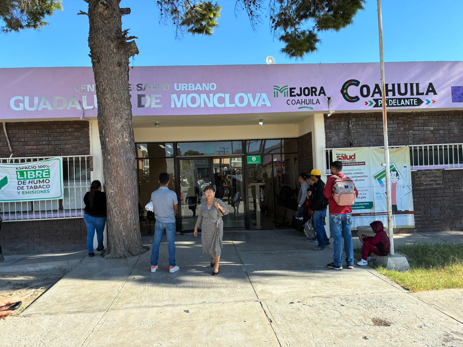 Madrugan para vacunar a hijos contra tuberculosis