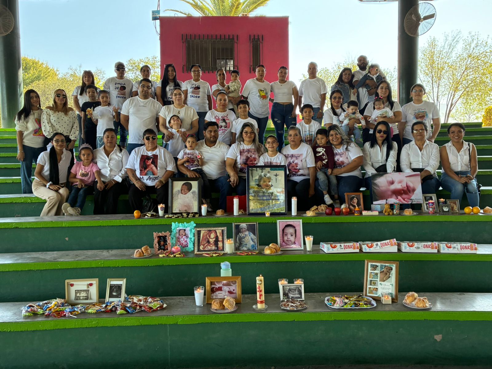 Encienden velas por sus hijos fallecidos