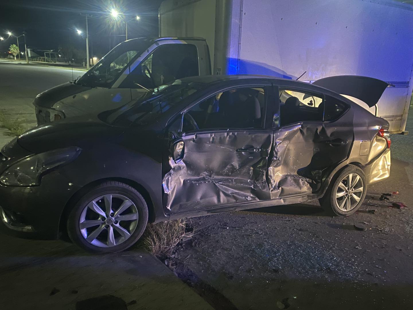 En ataque de celos le choca carro al marido