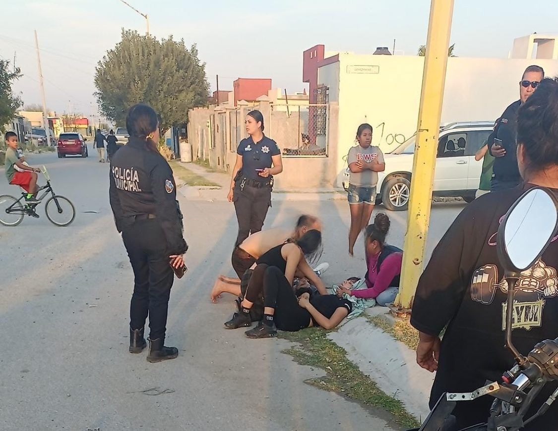 Accidente en moto deja a 2 lesionados