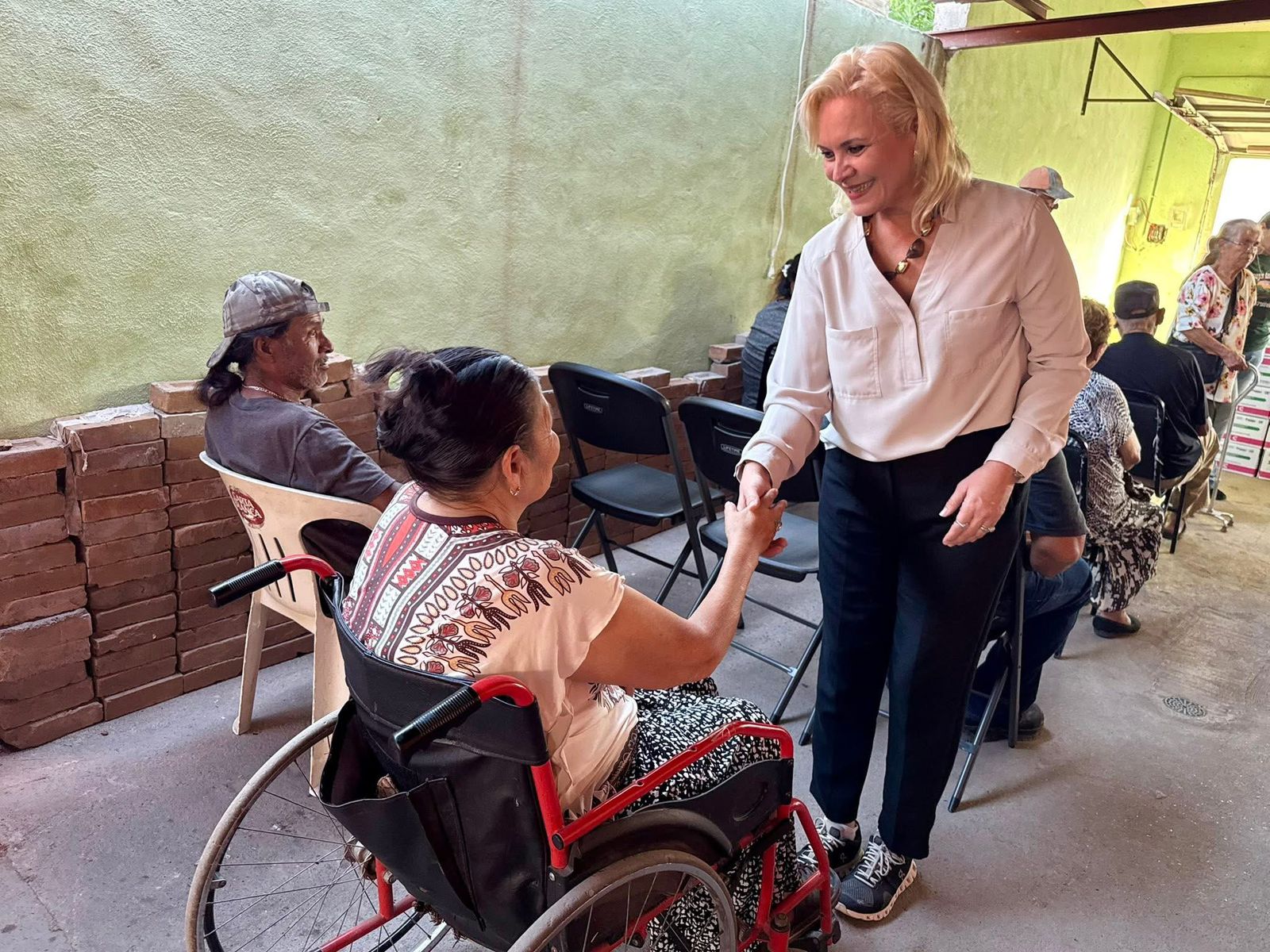 Entrega Laura apoyos para adultos mayores