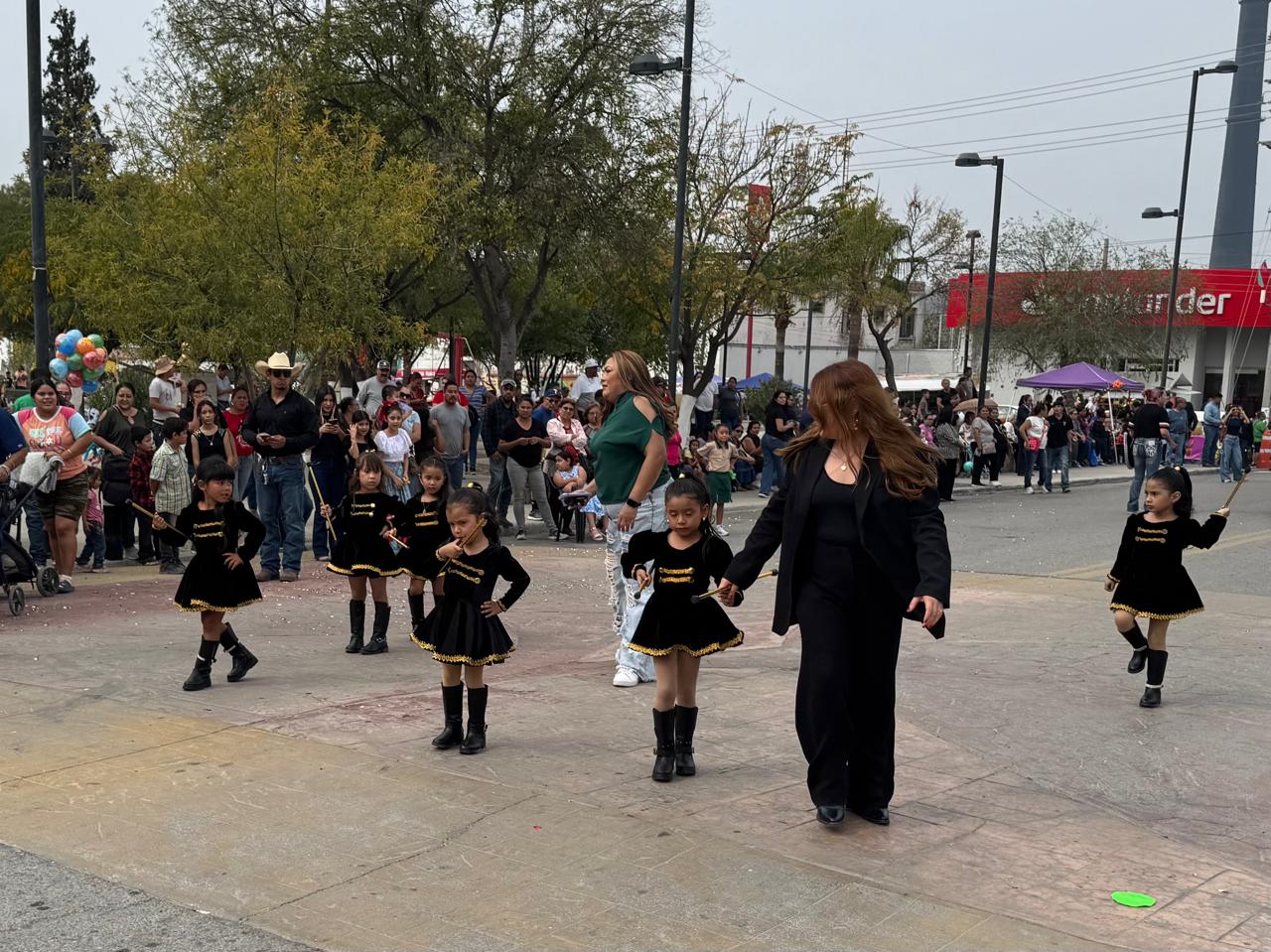 Desfilan niños y niñas en la Carbonífera por la Revolución