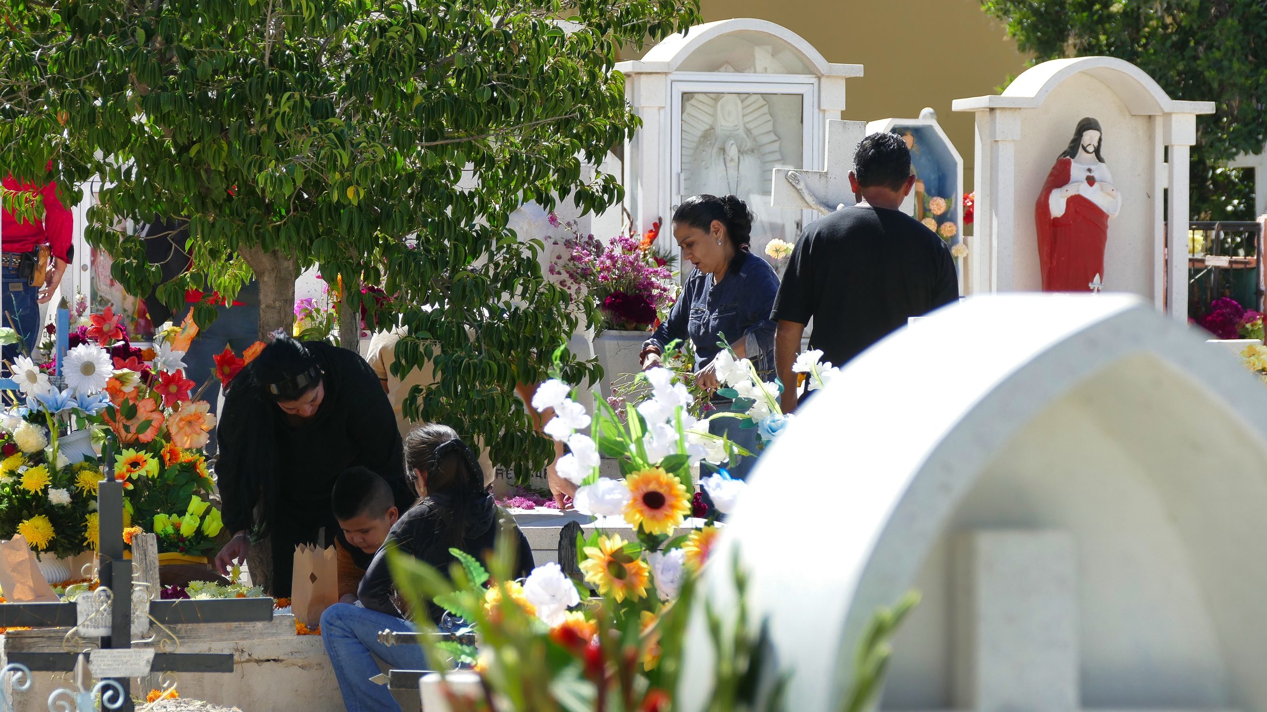 Abarrotan familias los panteones parrenses